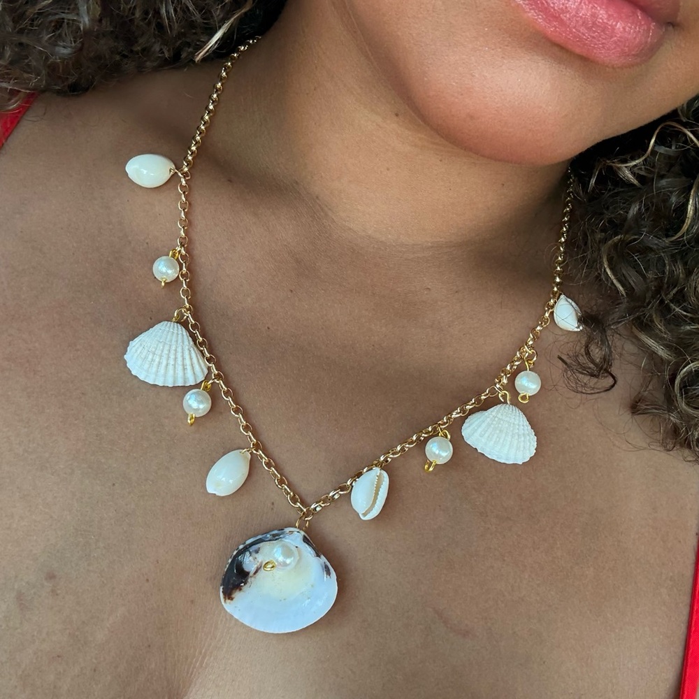 Elegant Shell and Pearl Necklace